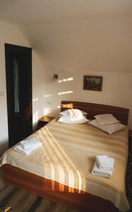 Casa Cristina Hotel Fundu Moldovei Exterior foto
